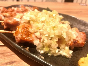 “”国産食材使用”炭火で丹念にに仕上げます！さっぱりと楽しめる、【串と肴　まる人】名物『焼き鳥各種』