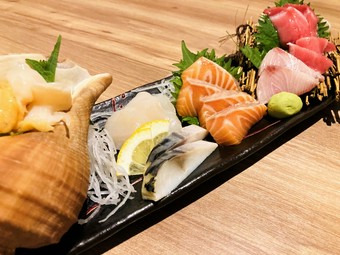 市場から直接仕入れ、活きの違いを実感『刺身』