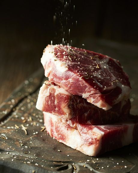 イベリコ豚の肩ロース、脂と赤みが程よく混ざった部位を使用