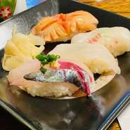 お食事
先付（小鉢）：2品
刺し盛り：6点
握り：6貫＋自家製玉子
御物（汁椀）
漬物