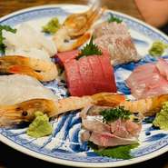 お食事
先付（小鉢）2品
刺し盛り　7点
焼き魚（珍味2種盛）
握り（7貫＋自家製玉子）
椀物（汁椀）
漬物
・デザート