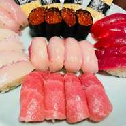 お食事
先付（小鉢）3品
刺し盛り　8点
サラダ（自家製ドレッシング）
焼き魚（珍味3種盛）
一品（ウニのリゾット、特製海鮮茶碗蒸し）
握り（7貫＋自家製玉子）
椀物（汁椀）
漬物
デザート