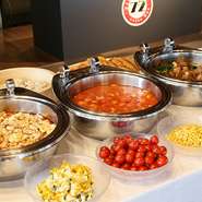 歴史ある中華料理、そして本格ナポリピッツァ、充実したサラダバーや前菜、カレーやそば、揚げ物料理、デザートやフルーツコーナーなどなんと約30種類近くのお料理が食べ放題です！※ピッツァがない日もございます。