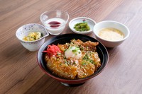 那須三元豚は、那須地域の自然豊かで寒暖差の大きい気候で育つため旨みと風味が際立ちます。