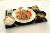 ご飯・味噌汁・香の物・日替わりデザート付き
