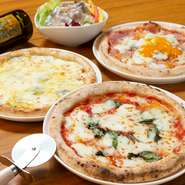 『マルゲリータ』『ビスマルク』『クワトロフォルマッジ』など5種類のPIZZA。「ナポリピッツァ職人コンテスト2012」クラシカ部門で1位の栄冠に輝いた坂本シェフ監修の本格的ナポリピッツァです。
