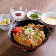 那須三元豚は、那須地域の自然豊かで寒暖差の大きい気候で育つため旨みと風味が際立ちます。