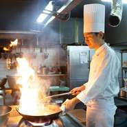 ゴルフプレー以外の一般の方も利用が可能なレストラン。さまざまなシーンでリラックスして食事を楽しめる空間づくりと、心を込めたもてなしに力を入れています。