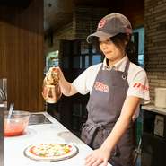 鹿沼72カントリークラブのハウス内にあるレストラン。地域の方が気軽に足を運べるよう、アットホームな空間づくりがモットーです。笑顔でフレンドリーな接客を心掛けています。