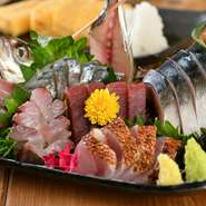 看板メニューの『刺身の盛り合わせ』は、旬の鮮魚などを市場直送で仕入れているため、常に新鮮な刺身を味わえます。ほかにも焼き物や揚げ物など、魚介をつかったメニューも豊富です。
