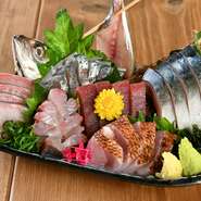 その時においしい産地の旬魚を使った刺身の盛り合わせ。季節や仕入れ状況で内容は異なりますが、旬のお魚本来の味を存分に楽しめる一皿です。※写真は4人前です。