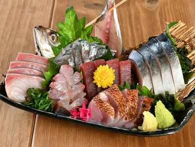  店主が目利きで厳選した旬の魚を、盛り合わせで楽しむ一皿『刺身の盛り合わせ』