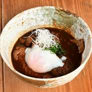 2日間ほどじっくり煮込んだ牛スジは、口に入れるとホロリとほどける食感がたまりません。信じられないほどに柔らかい仕上がりに感動します。好みのお酒と共にいかが。