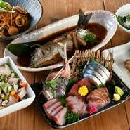 料理人が厳選した旬の魚介類は、市場直送なので鮮度抜群。『刺身の盛り合わせ』や『本日の煮付』などで楽しめます。また四季折々の野菜は、サラダや揚げ物などで味わえます。