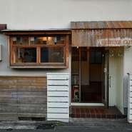 駅チカで、日本酒と鮮魚を愉しめる店。それが【和風ダイニング吉薫～kikka～】です。古民家を改装したオシャレな雰囲気。山形県の地酒を主に、市場直送の鮮魚、日本酒に合う肴が用意されています。
