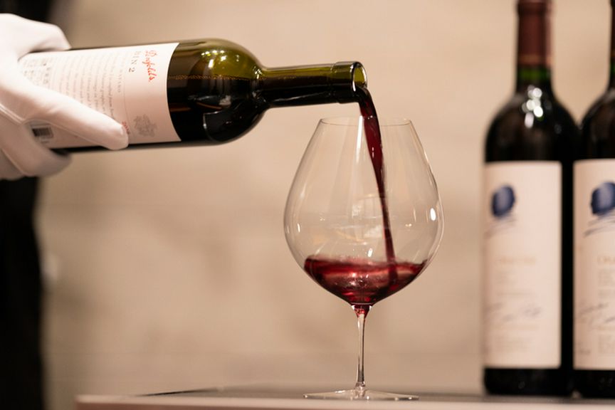 全個室に鉄板焼台を併設したプライベート空間で鉄板焼きを