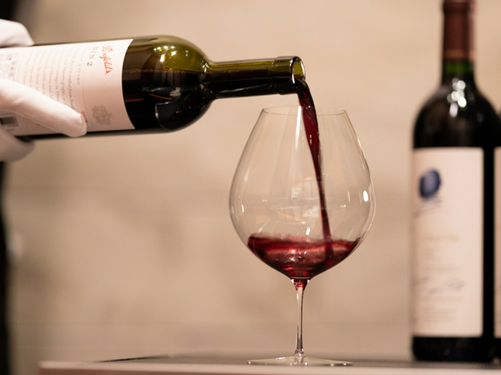 全個室に鉄板焼台を併設したプライベート空間で鉄板焼きを