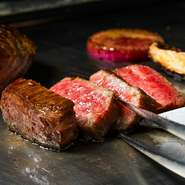 食通であるオーナーと若手気鋭シェフが日本各地から厳選した最上級和牛肉を、ステーキ、お寿司、タタキ等その味を最大限に引き出すシェフのおすすめをご用意いたします。