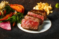 サラダ
厳選黒毛和牛赤身ステーキ
季節の炊き込みご飯
汁物
香の物
デザート