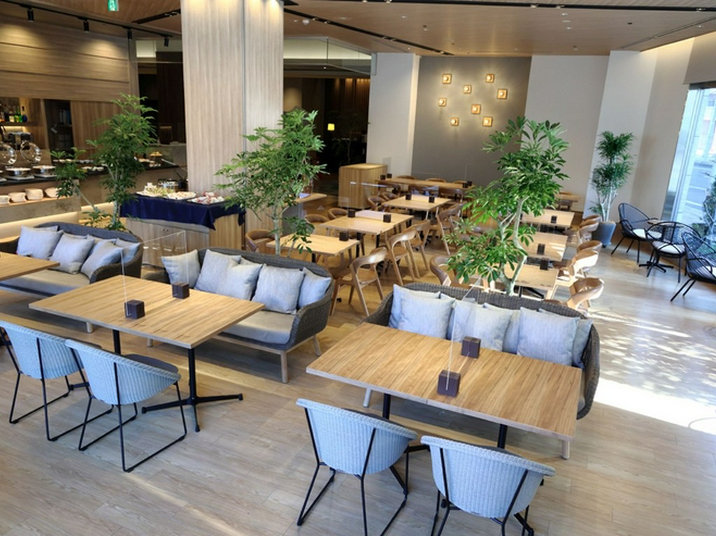 開放感あふれるオープンロビーレストラン