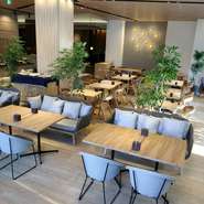 店内中央には仙台市の市木である「ケヤキ」をイメージした柱が佇む、杜の都仙台を感じていただける木目調の柔らかく明るい空間。お客様の利用シーンに合わせたお席でゆっくりとお寛ぎいただけます。