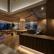 店舗入り口にはToGoカウンターを設け、ふらっと気軽に立ち寄れるカジュアルさ。ホテルロビーにはソファー席を設け、ラウンジとして待ち合わせ利用時にもコーヒーなどのテイクアウトが利用できます。