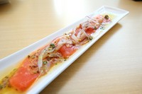 粒マスタードを効かせたビネグレットソースはサーモンの甘いくちどけにぴったり