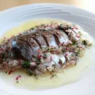 石巻で水揚げされたブランドサバ「金華サバ」を使用したパセリが香る爽やかな魚介マリネです