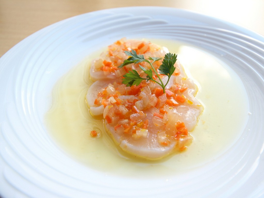 気仙沼産柚子が香る三陸帆立貝柱のマリネ