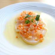 三陸産の帆立貝柱を香味野菜と白だしの自家製ドレッシングでマリネしました！気仙沼大島で採れる柚子の香りが食欲をそそり、日本酒との相性も抜群です！