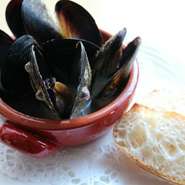 石巻で採れたムール貝を宮城の日本酒とニンニク風味のバターで蒸し上げた香り高い一品