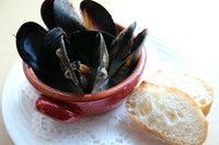 石巻で採れたムール貝を宮城の日本酒とニンニク風味のバターで蒸し上げた香り高い一品