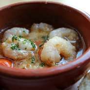 タパスの定番！特製ガーリックオイルには石巻産アンチョビを使用しております