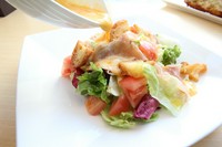 とろとろ卵とチーズが濃厚なドレッシングをたっぷりかけてどうぞ

Small：800円
Large：1,200円