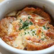 スープを吸った仙台麩ととろけるチーズがたまらない一品