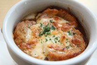 スープを吸った仙台麩ととろけるチーズがたまらない一品