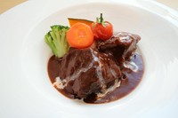 当レストランのスペシャリテ。国産の牛ほほ肉をじっくりと煮込みました
