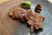 宮城グルメと言えば「牛たん」。ぜひ日本酒と合わせてどうぞ
