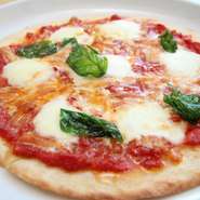 フレッシュモッツァレラチーズと自家製トマトソースの定番ピッツァ