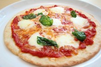 フレッシュモッツァレラチーズと自家製トマトソースの定番ピッツァ