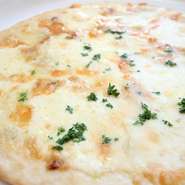 チーズのコクとガーリックの香りでお酒もすすむピッツァ 日本酒との相性も！
