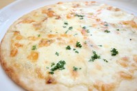 チーズのコクとガーリックの香りでお酒もすすむピッツァ 日本酒との相性も！
