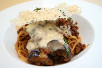 牛肉の旨みたっぷりの自家製ミートソース サクサクのチーズがアクセント
