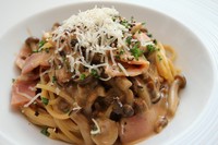 キノコとベーコンの旨みがクリームソースに溶け込んだ風味豊かなパスタ