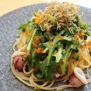 カリカリのシラスとカラスミのコクがたまらない大人のためのご褒美ペペロンチーノ