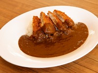 さっくりカツと野菜の旨みが溶け出したカレーで食欲を刺激！