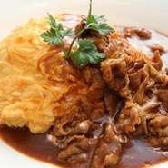 濃厚でコクがありながらもクセがなく優しい味わいの白石産竹鶏たまごを使用。特製バターライスとハヤシソースを卵のおいしさで包み込みました