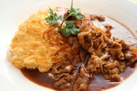 濃厚でコクがありながらもクセがなく優しい味わいの白石産竹鶏たまごを使用。特製バターライスとハヤシソースを卵のおいしさで包み込みました