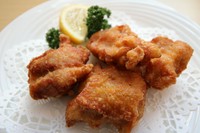 揚げたてジューシー！スパイスの香りがクセになります