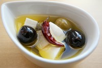 低温のオリーブオイルでコンフィした一品